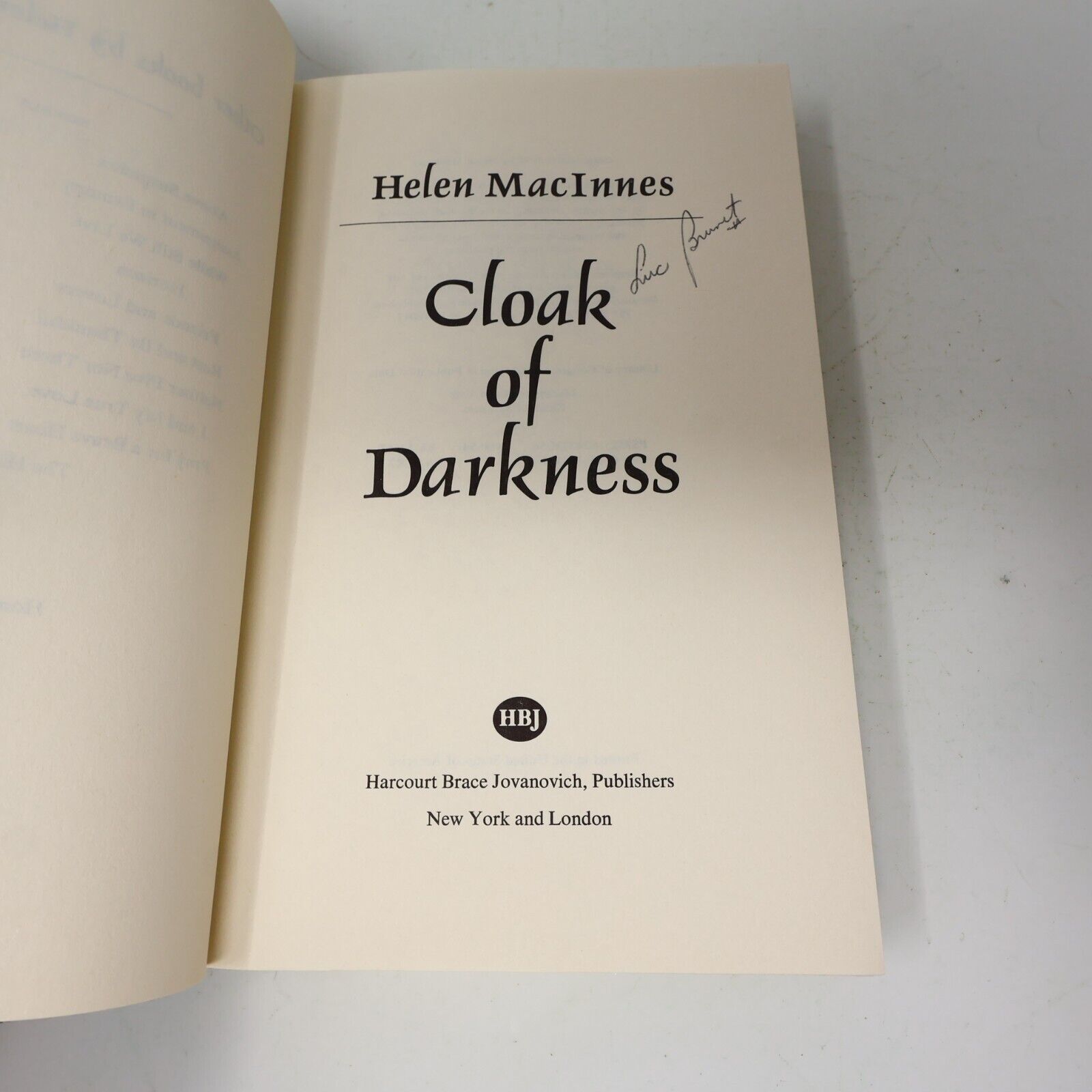 1982 Cloak of Darkness Helen Macinnes Thriller Mystery Espionage Harcourt Book