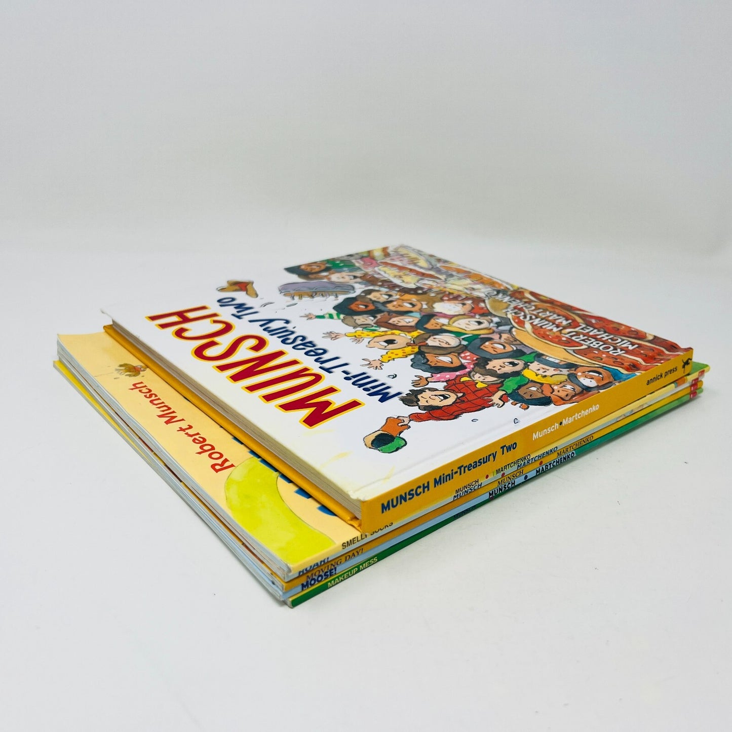 Robert Munsch/Michael Martchenko Lot 6 Children's Books Moose!/Smelly Socks/Roar