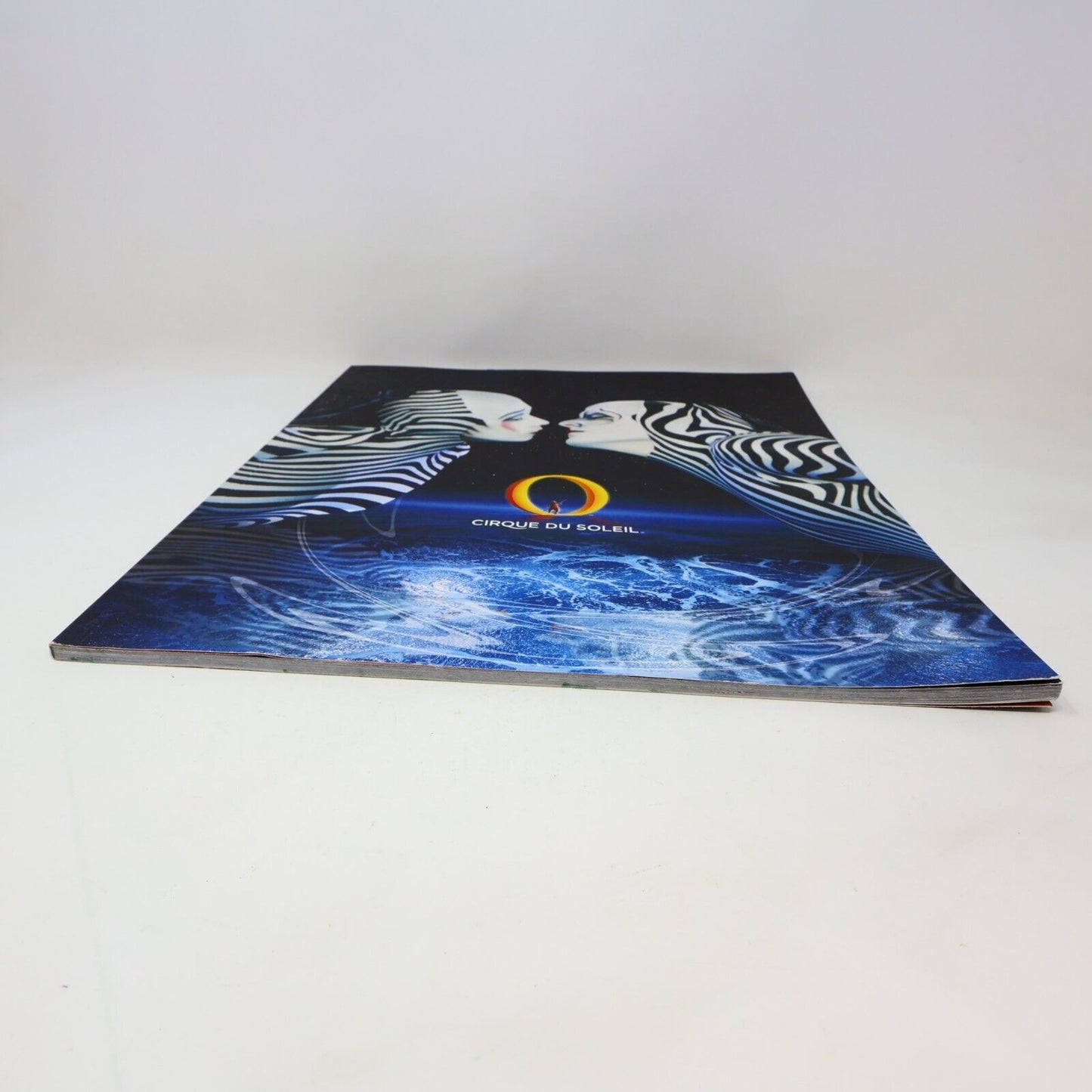 O Cirque du Soleil Show Souvenir Program Paperback PB Bellagio Las Vegas c2000s
