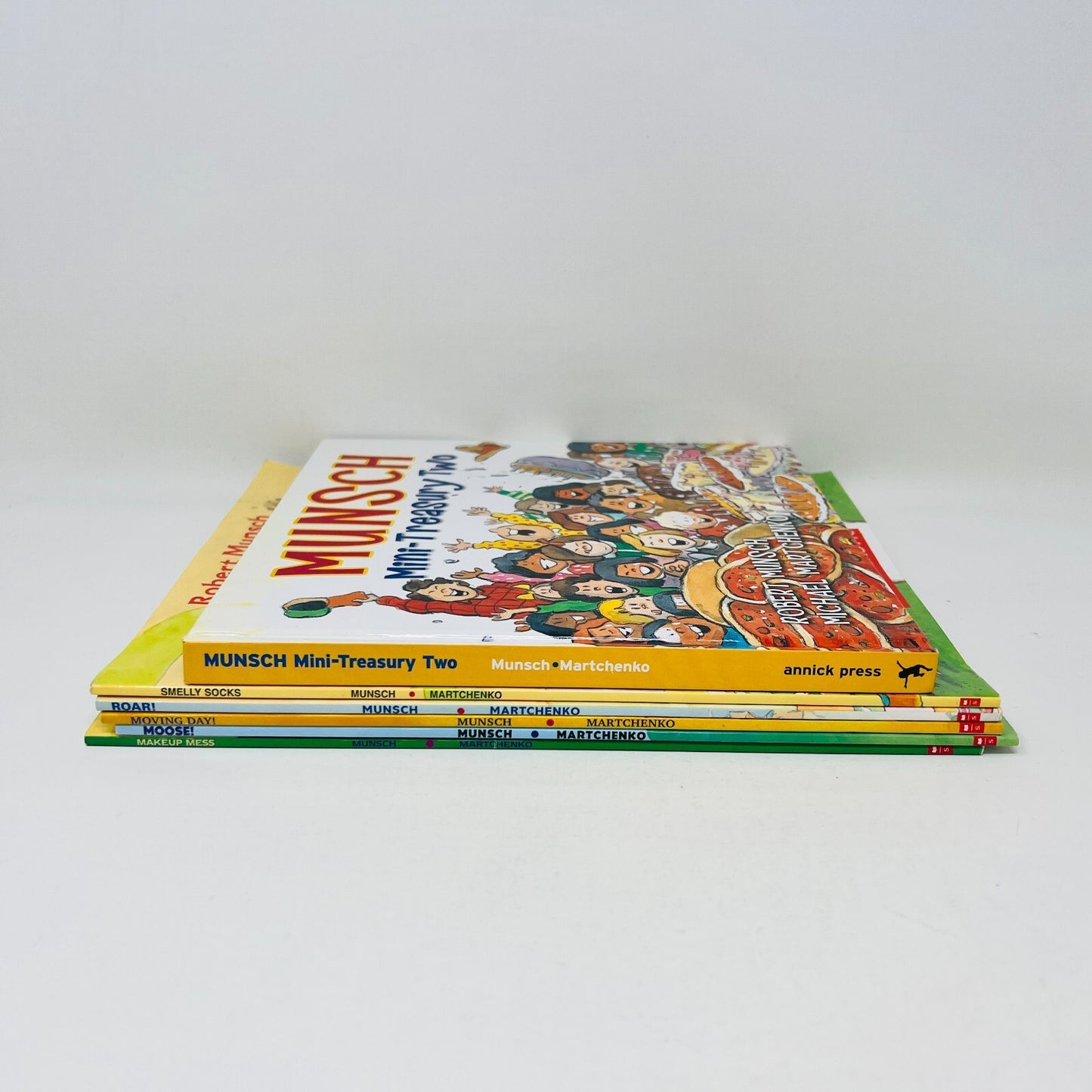 Robert Munsch/Michael Martchenko Lot 6 Children's Books Moose!/Smelly Socks/Roar