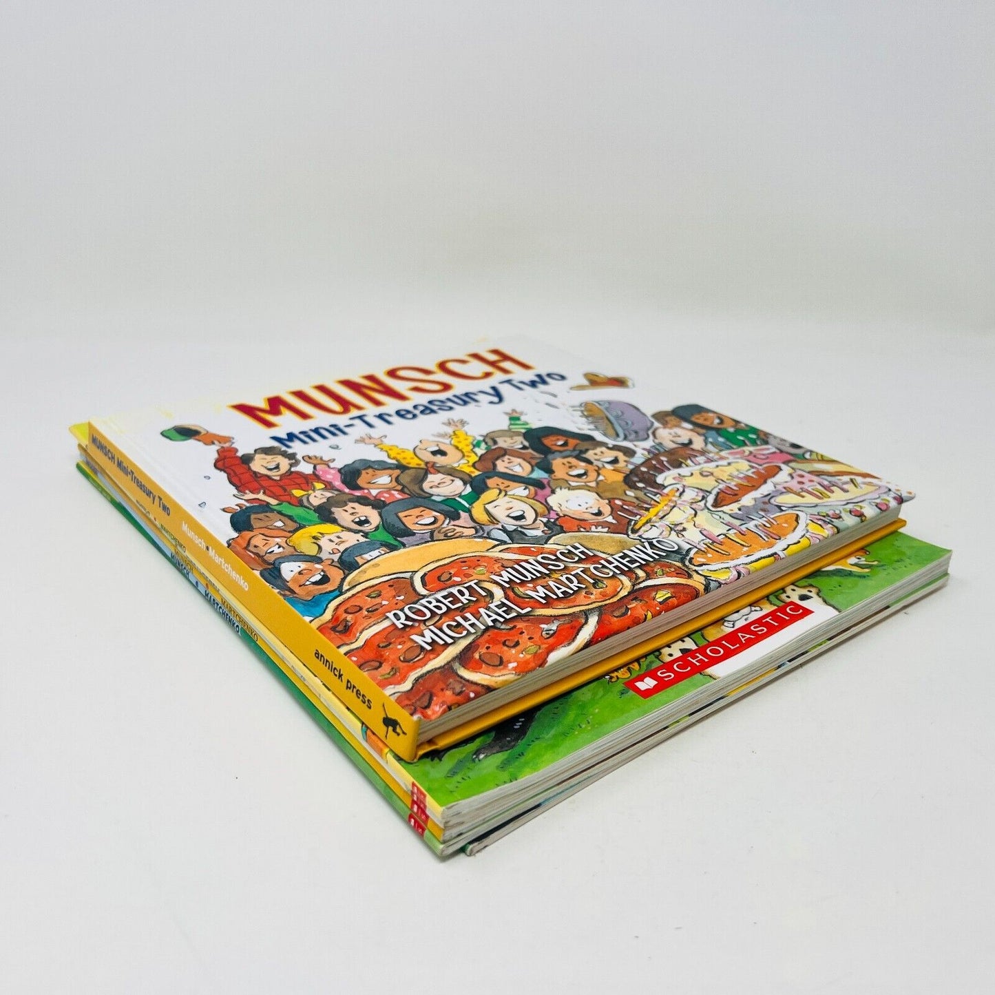 Robert Munsch/Michael Martchenko Lot 6 Children's Books Moose!/Smelly Socks/Roar