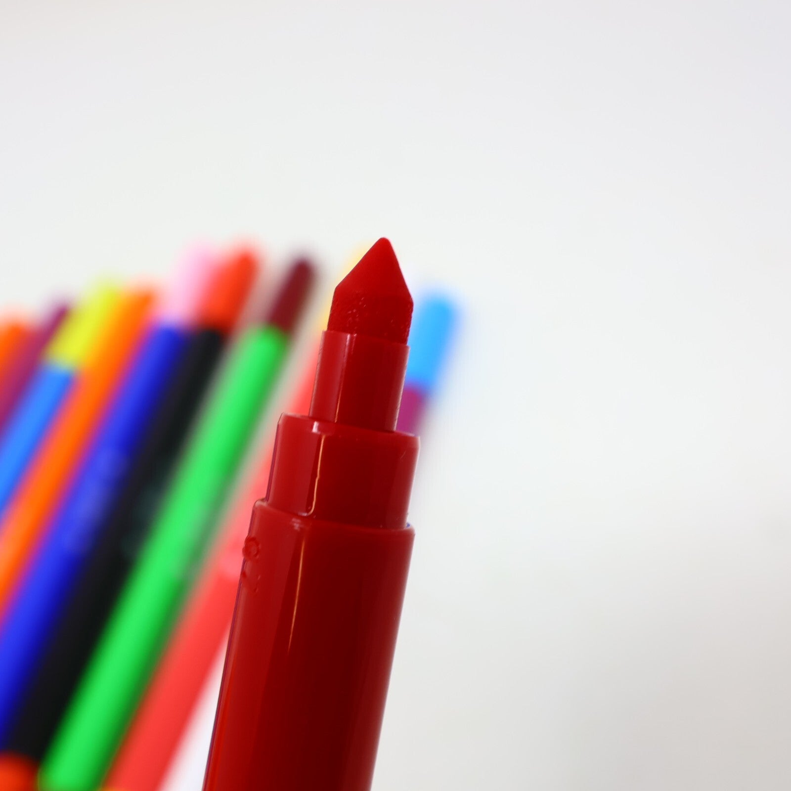 OMY Magic Felt Pens/Feutres Magiques Box 14 Colors + 2 Erasers Change Color