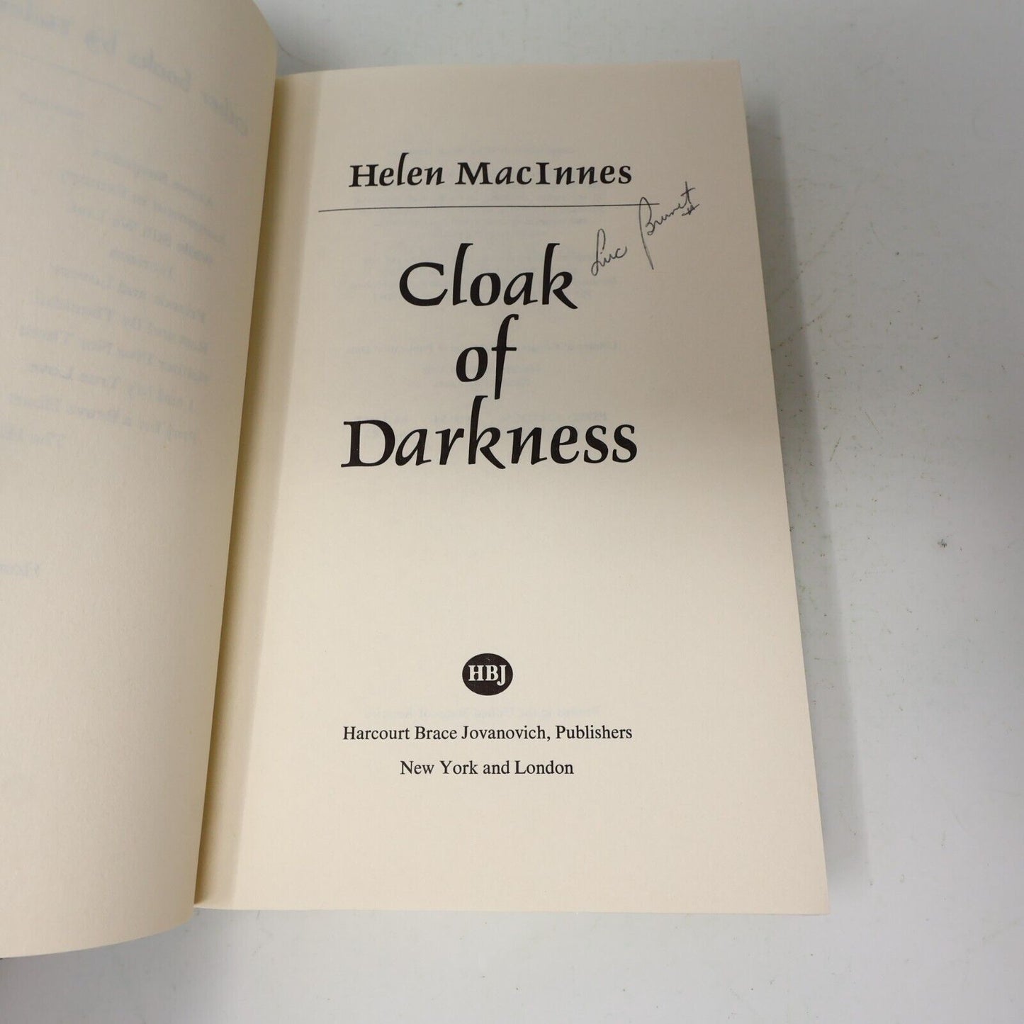 1982 Cloak of Darkness Helen Macinnes Thriller Mystery Espionage Harcourt Book