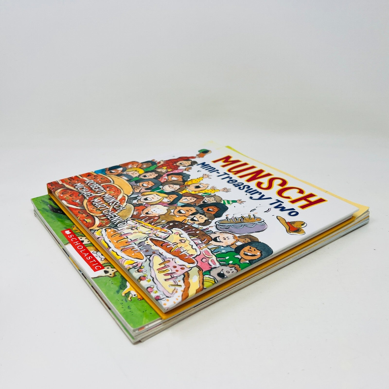 Robert Munsch/Michael Martchenko Lot 6 Children's Books Moose!/Smelly Socks/Roar