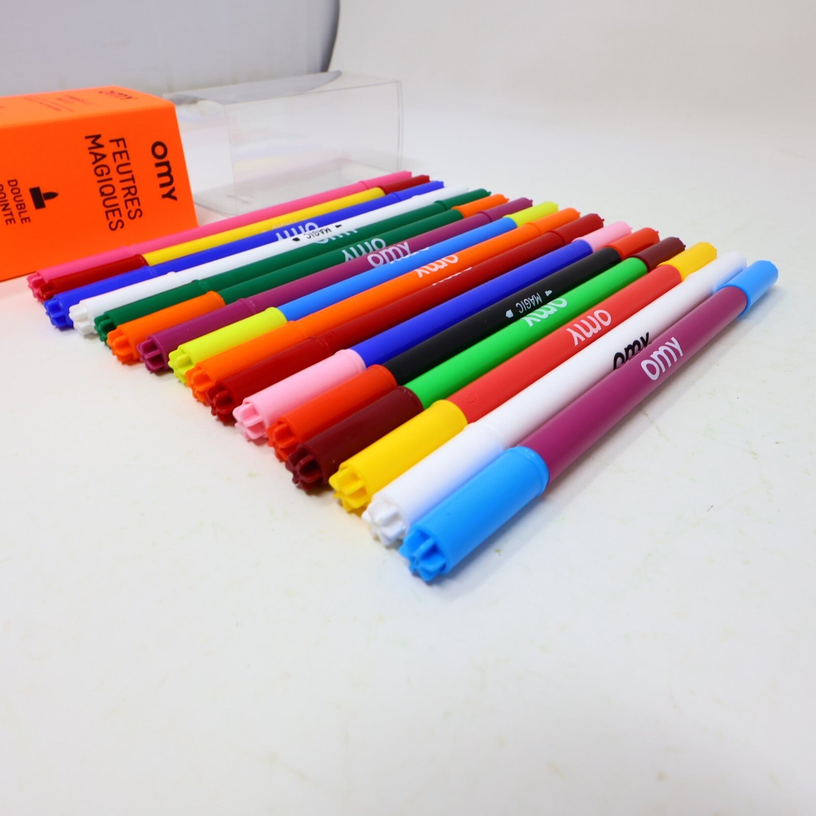 OMY Magic Felt Pens/Feutres Magiques Box 14 Colors + 2 Erasers Change Color