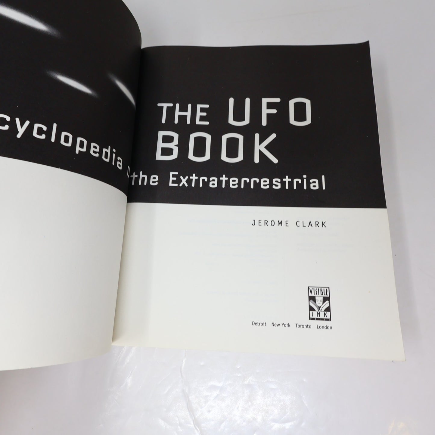 The Ufo Book Encyclopedia of the Extraterrestrial Jerome Clark Visible Ink Press