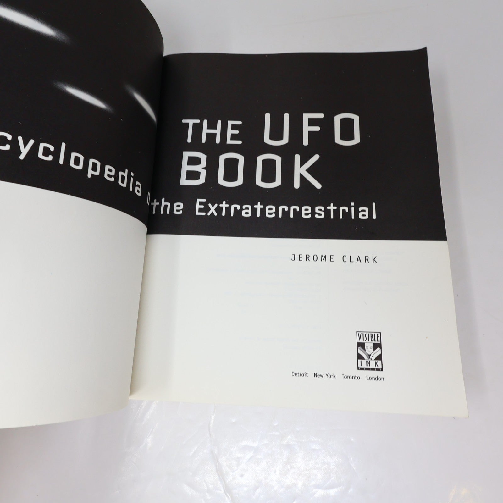 The Ufo Book Encyclopedia of the Extraterrestrial Jerome Clark Visible Ink Press
