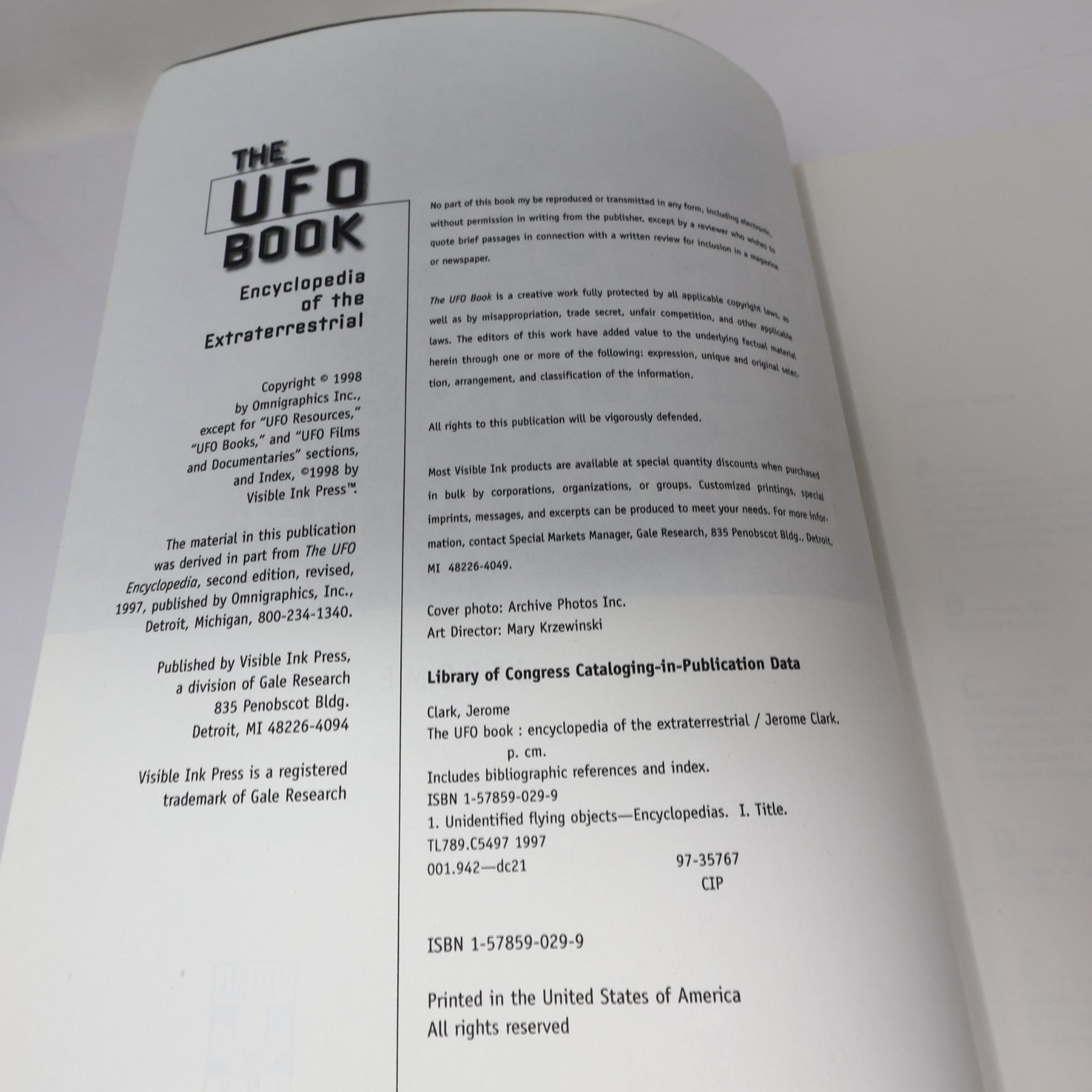The Ufo Book Encyclopedia of the Extraterrestrial Jerome Clark Visible Ink Press