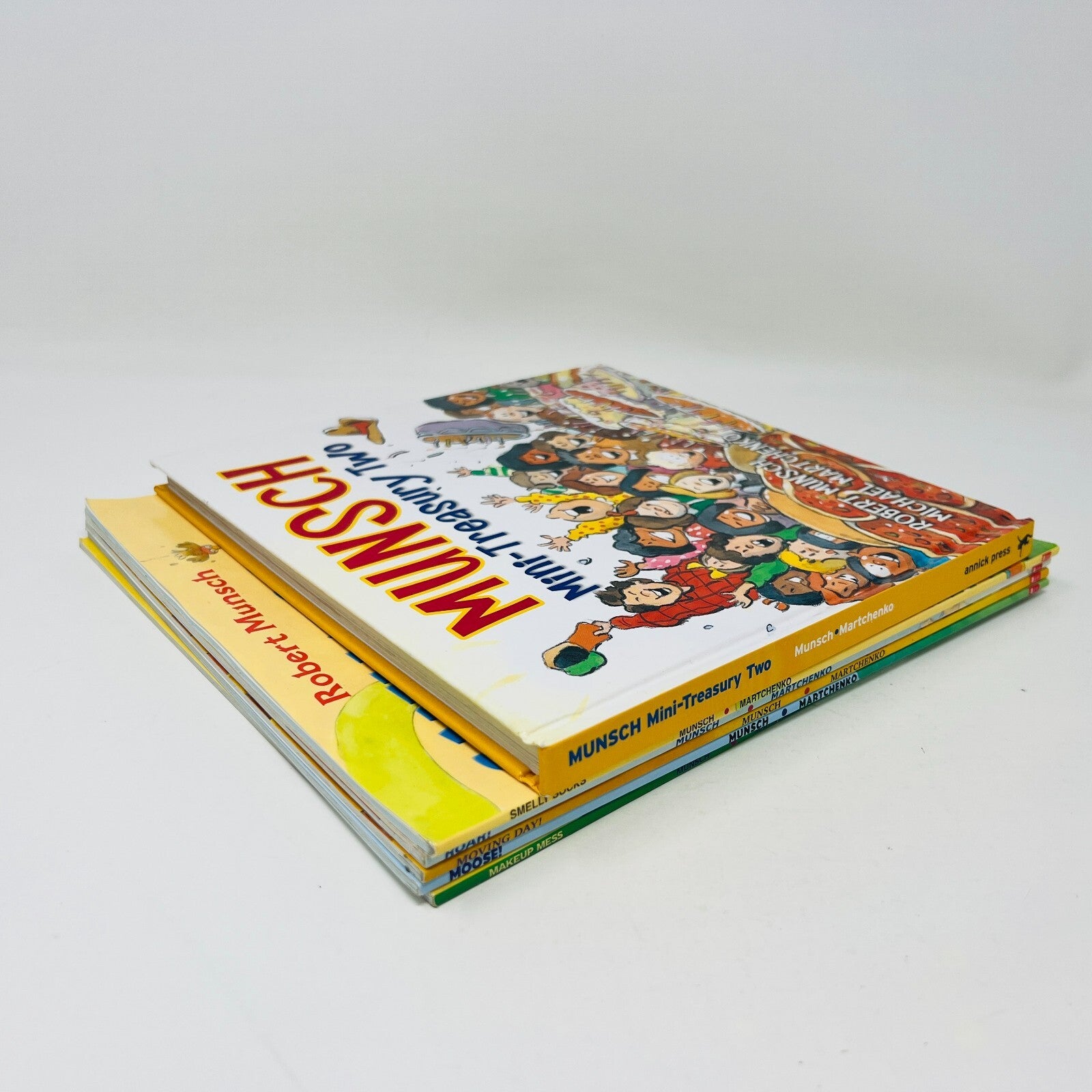 Robert Munsch/Michael Martchenko Lot 6 Children's Books Moose!/Smelly Socks/Roar