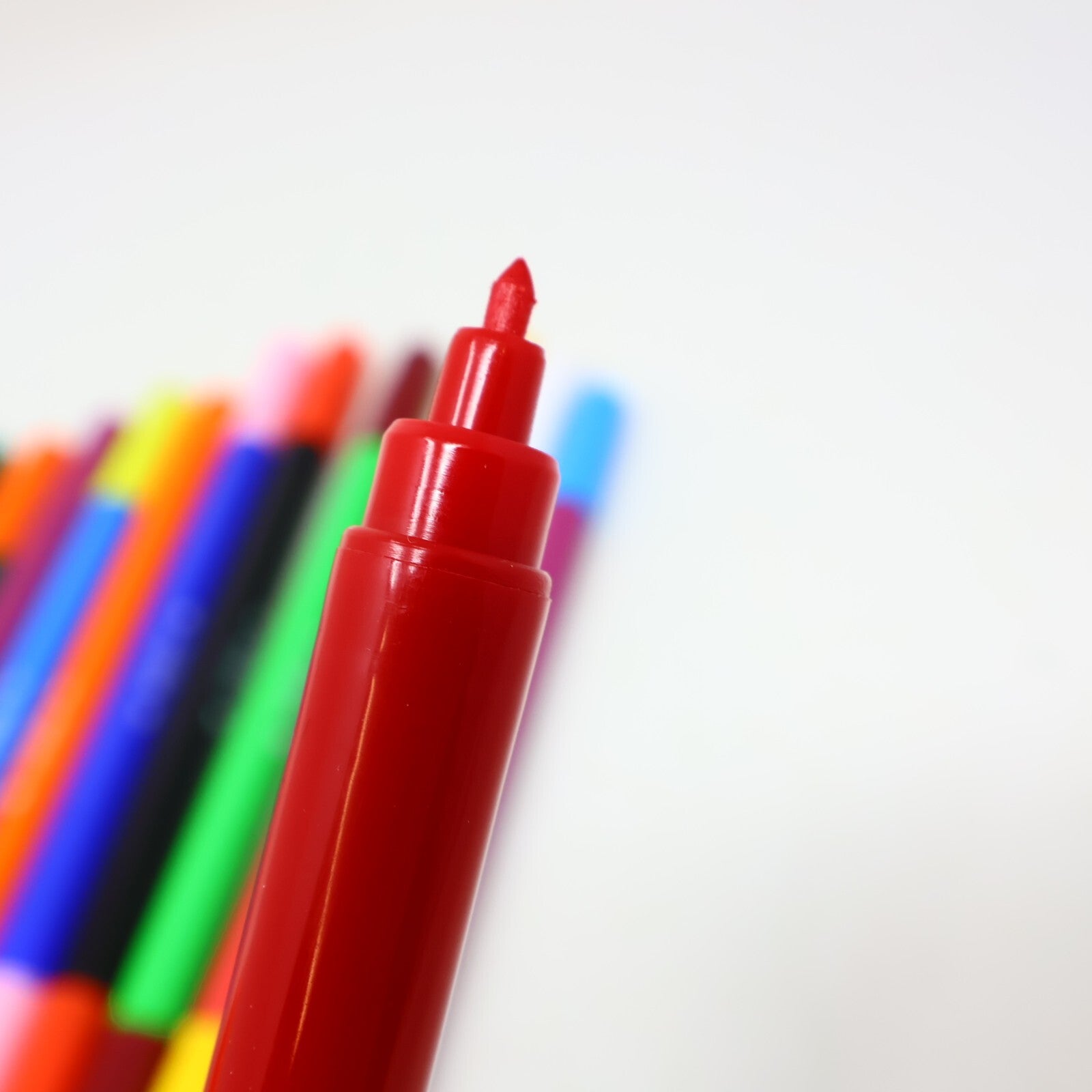 OMY Magic Felt Pens/Feutres Magiques Box 14 Colors + 2 Erasers Change Color