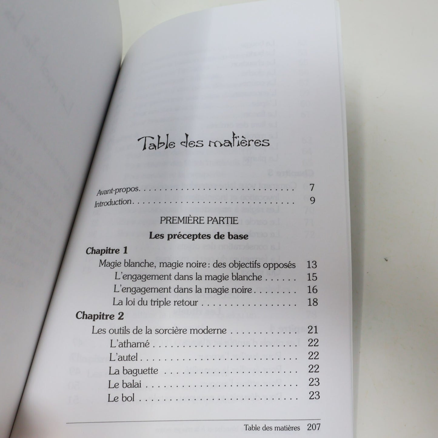 2005 Initiation à la Magie Blanche et à la Magie Noire Québecor Ésotérisme Livre