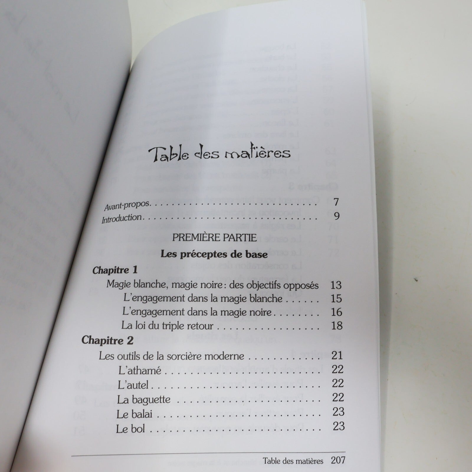 2005 Initiation à la Magie Blanche et à la Magie Noire Québecor Ésotérisme Livre