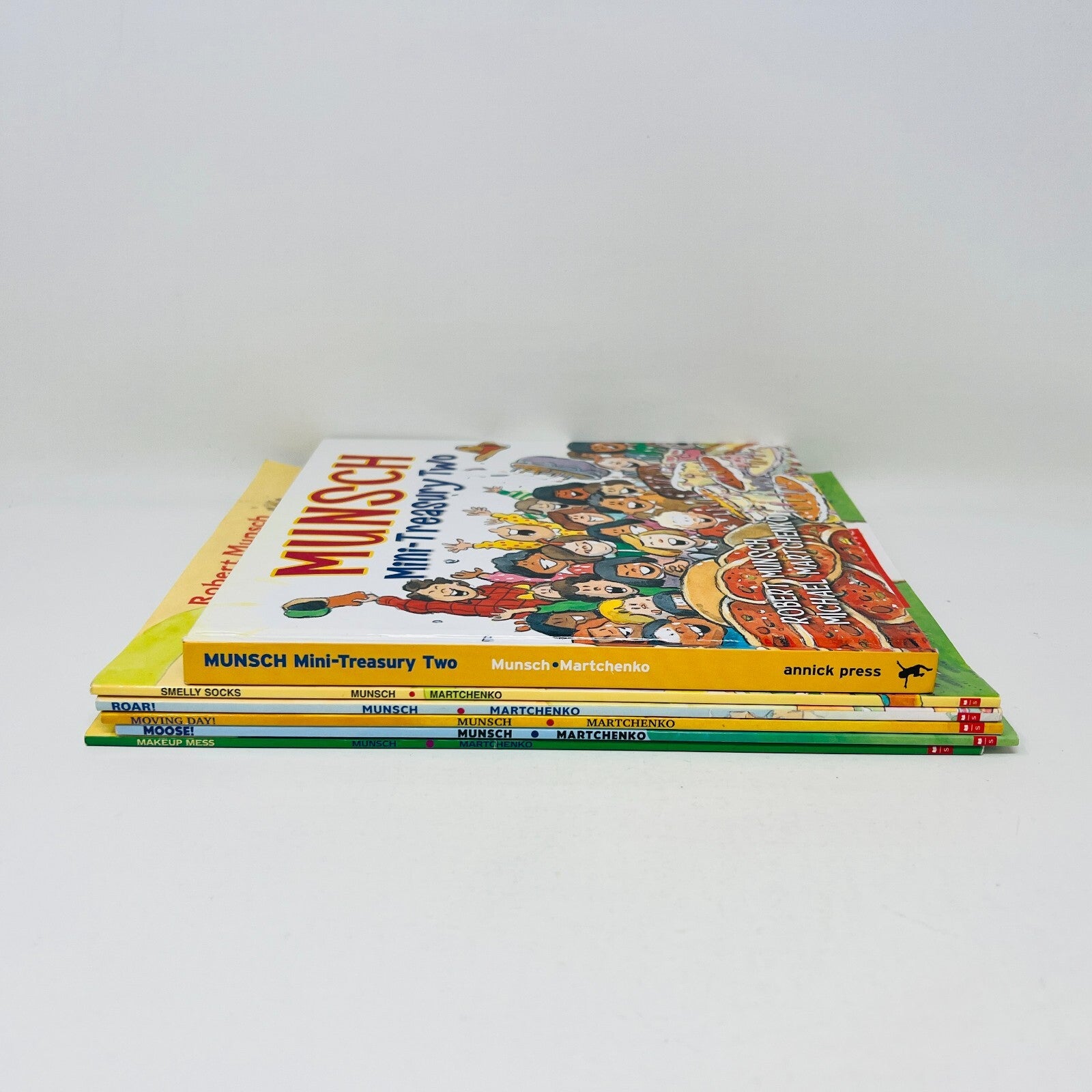 Robert Munsch/Michael Martchenko Lot 6 Children's Books Moose!/Smelly Socks/Roar