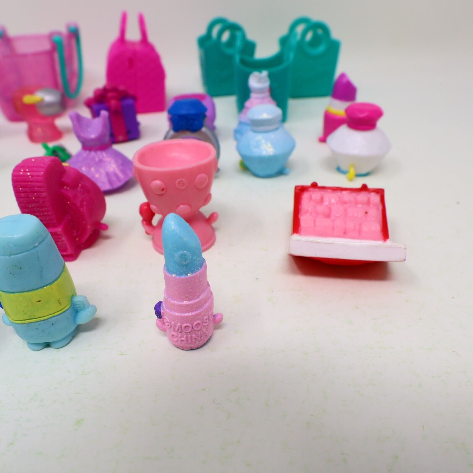 Lot of 21 Shopkins Figures Toys Mixed Makeup Parfume Dresses Gifts Baskets Moose