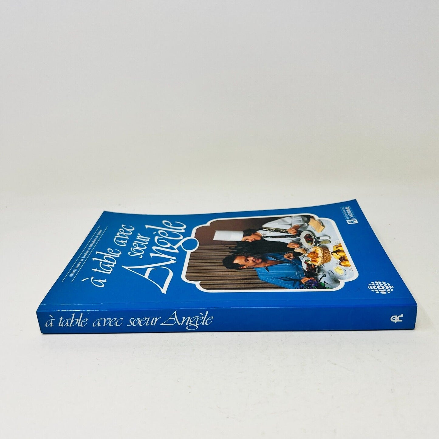 1984 À Table avec Sœur Angèle Livre de Recettes Cuisine Français Cookbook Soeur