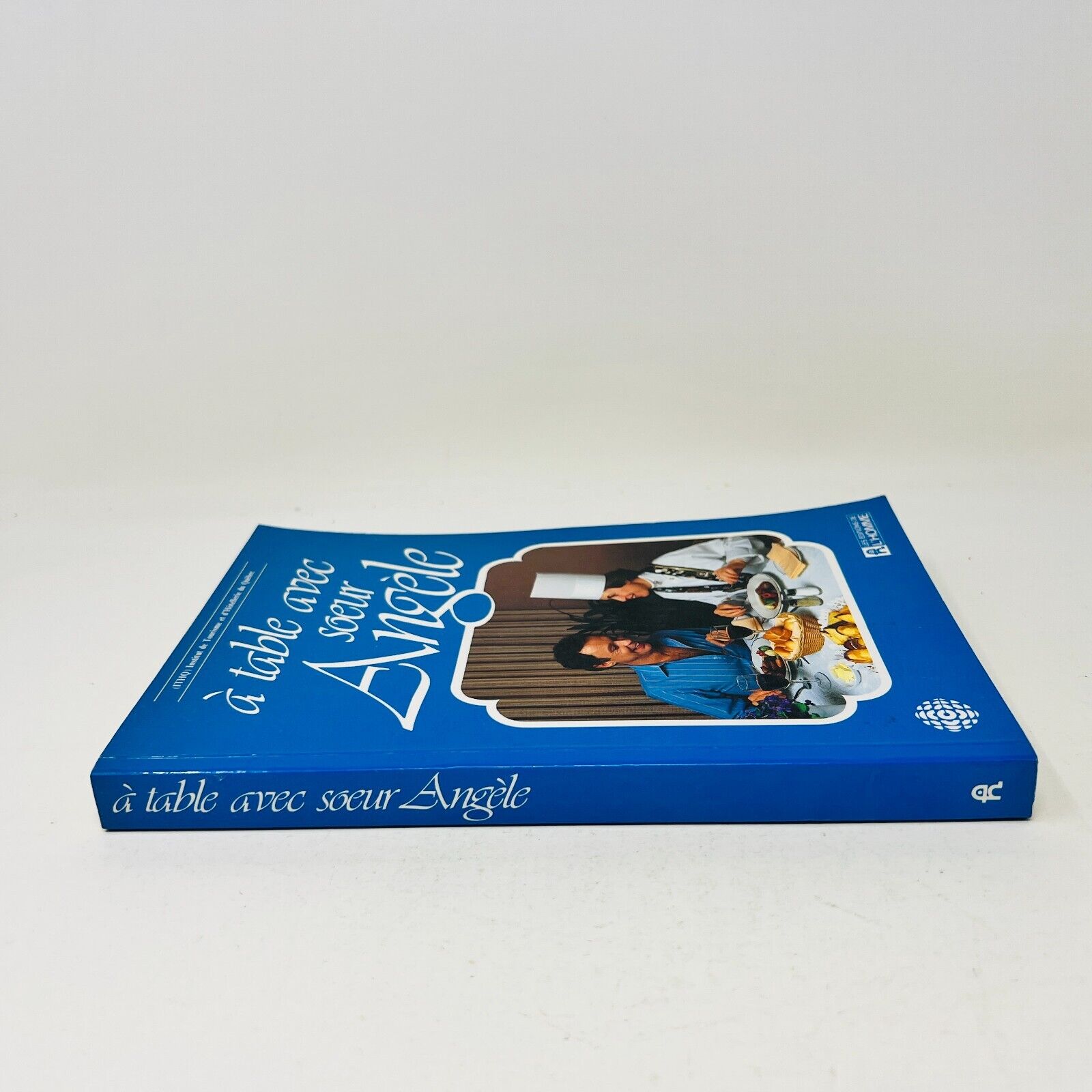 1984 À Table avec Sœur Angèle Livre de Recettes Cuisine Français Cookbook Soeur