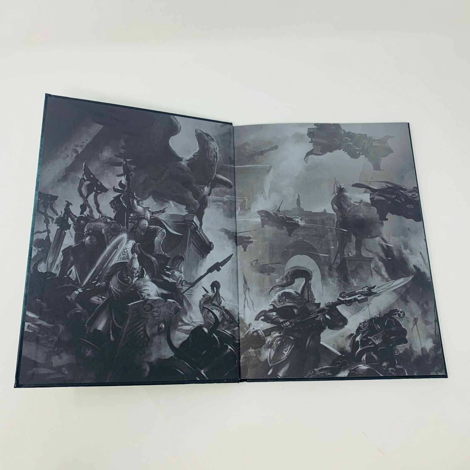 2018 Warhammer 40,000 Codex Adeptus Custodes Games Workshop Livre Français 40k