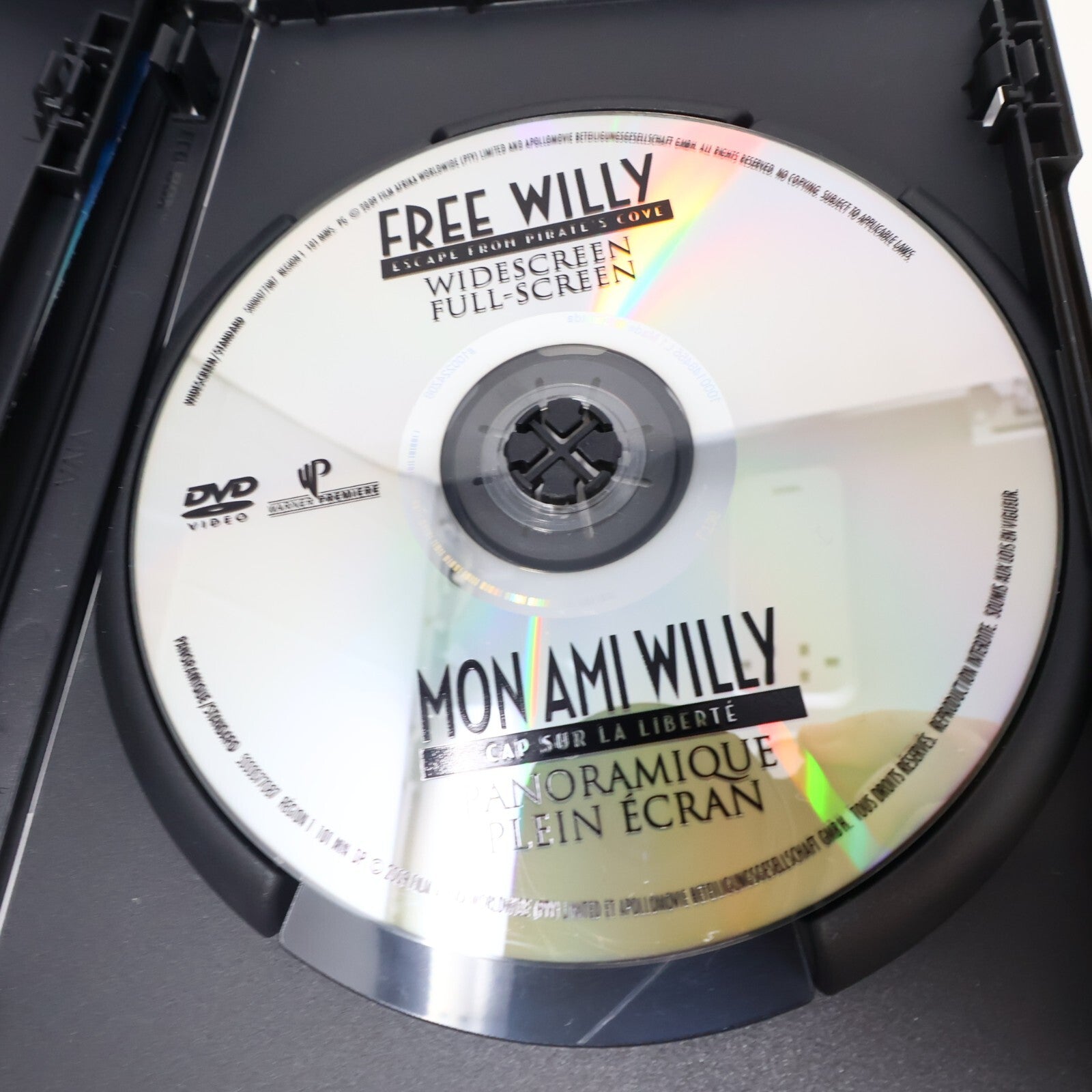 Free Willy/Mon Ami Willy #1-2-3 + Escape From Pirate's Cove Familly DVD Box Set