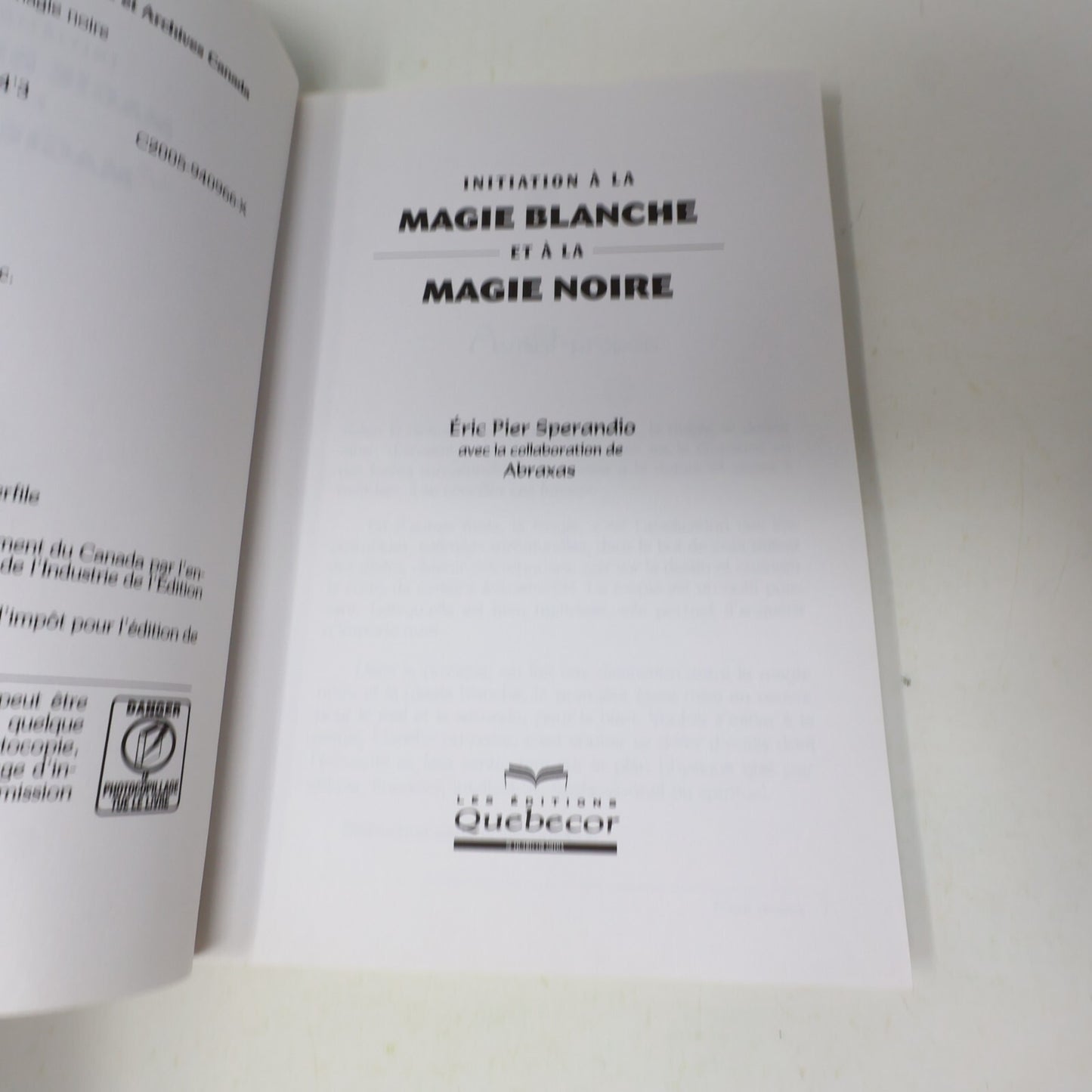 2005 Initiation à la Magie Blanche et à la Magie Noire Québecor Ésotérisme Livre