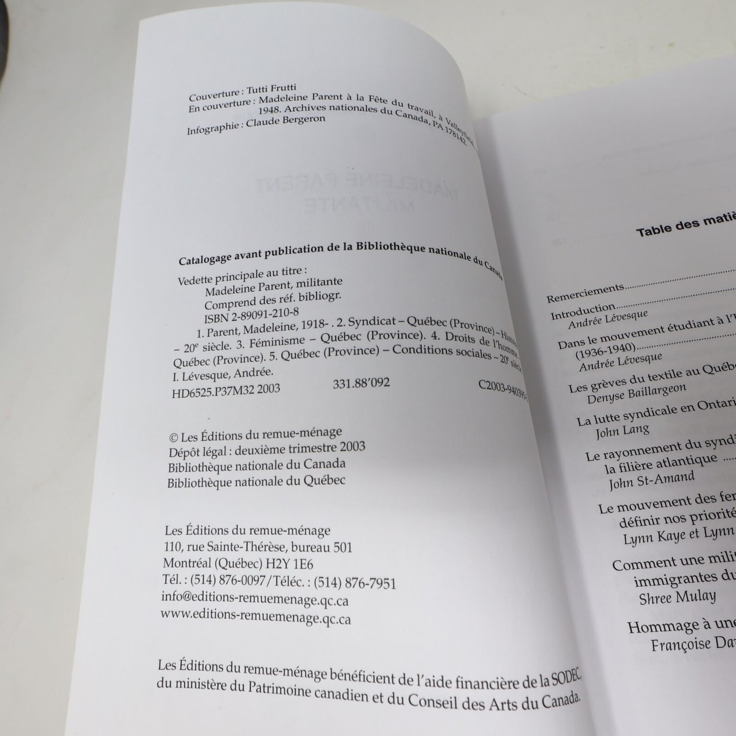 Livre Signé Madeleine Parent Militante Andrée Lévesque 2003 Remue-ménage Société