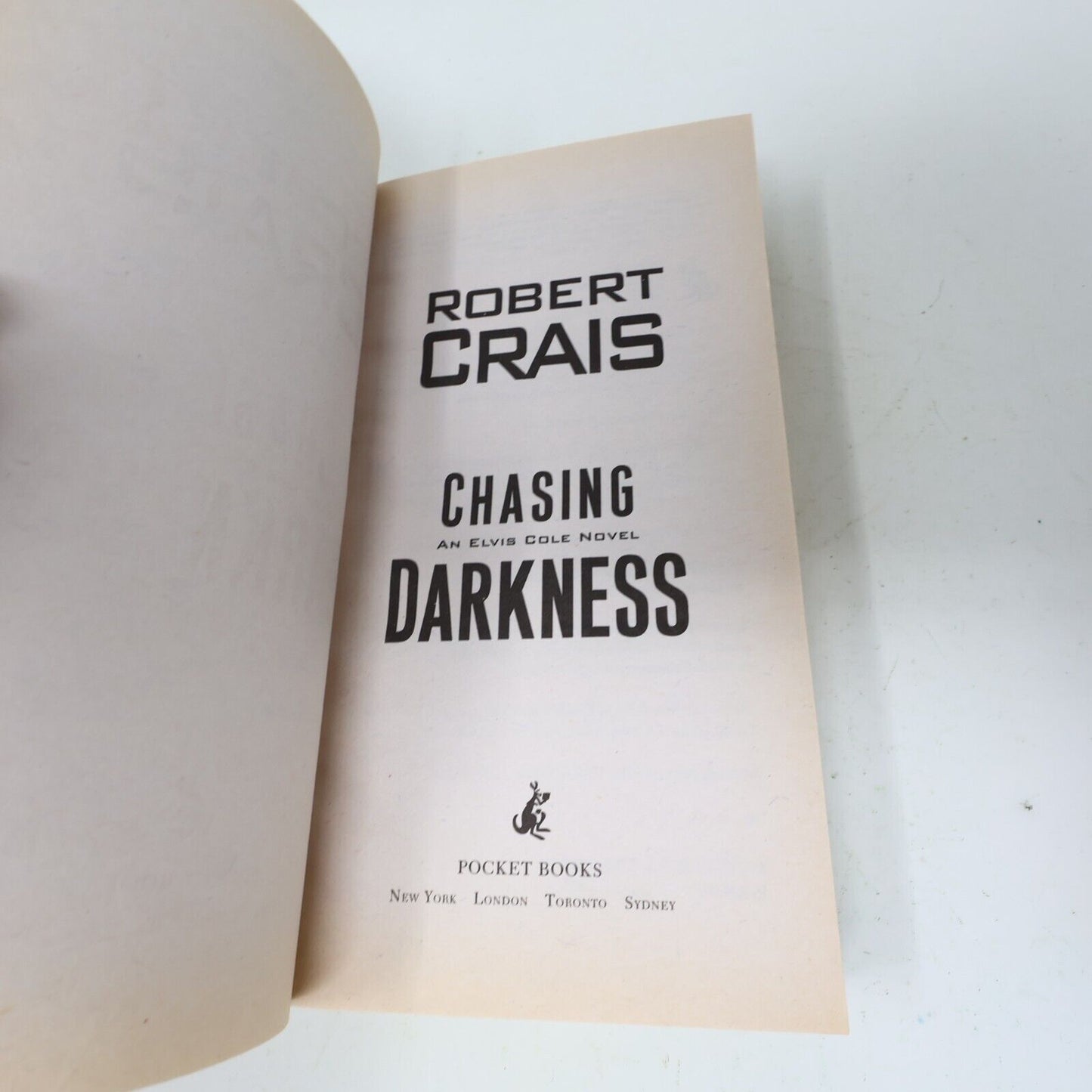 2009 Chasing Darkness Robert Crais Mystery Thriller Crime 1st Print Pocket Books
