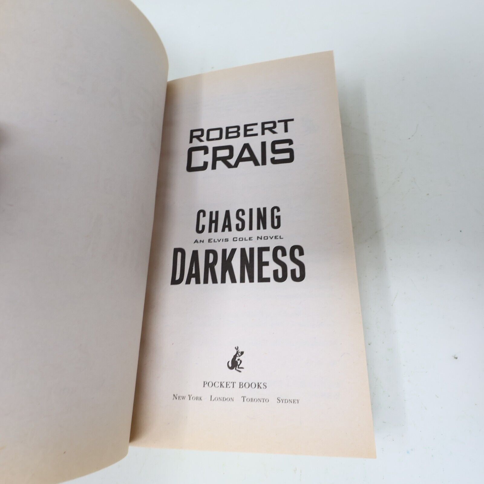2009 Chasing Darkness Robert Crais Mystery Thriller Crime 1st Print Pocket Books