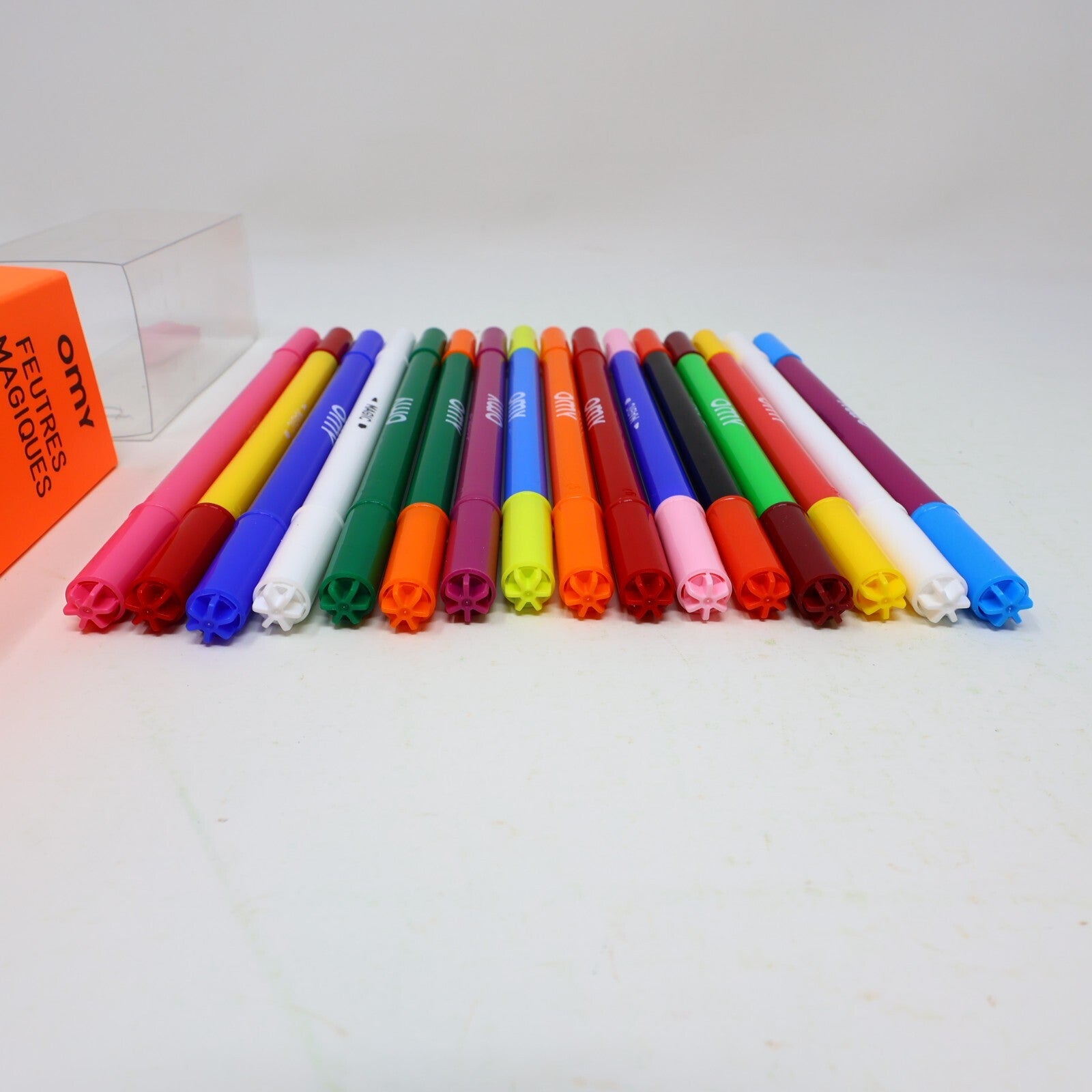 OMY Magic Felt Pens/Feutres Magiques Box 14 Colors + 2 Erasers Change Color